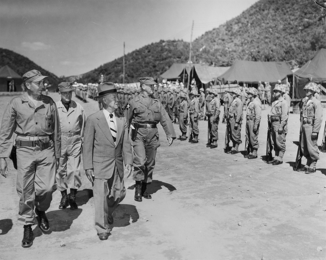 이승만대통령을 비롯한 유엔군 고위층이 한국 해병부대를 사열하고 있다(가운데 이승만대통령, 왼쪽 밴프리트 미 8군사령관)