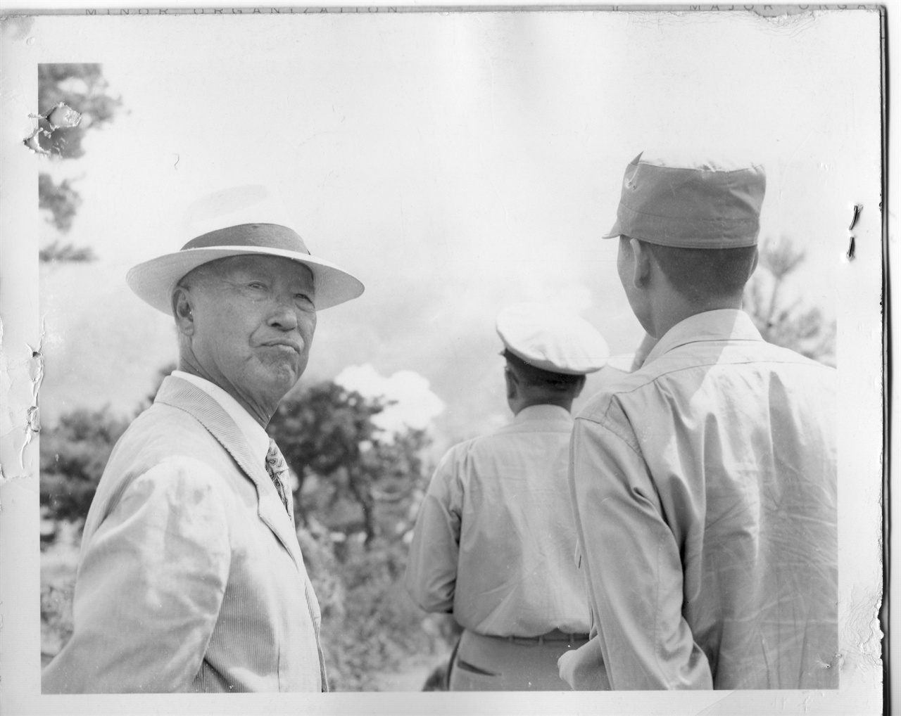 전방부대를 시찰 하는 이승만 대통령(1951. 8. 22.).