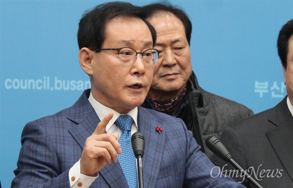 이종혁 자유한국당 전 최고위원은 지난 1월 4일 오전 부산시의회 브리핑룸에서 출마 기자회견을 열고 있다.  