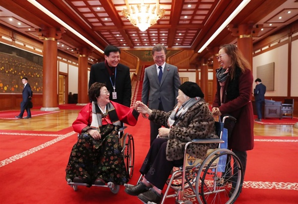 문재인 대통령이 4일 오후 청와대에서 일본군 위안부 피해 할머니들을 반갑게 맞이하고 있다. 문 대통령은 이날 할머니들과 오찬을 함께 했다.