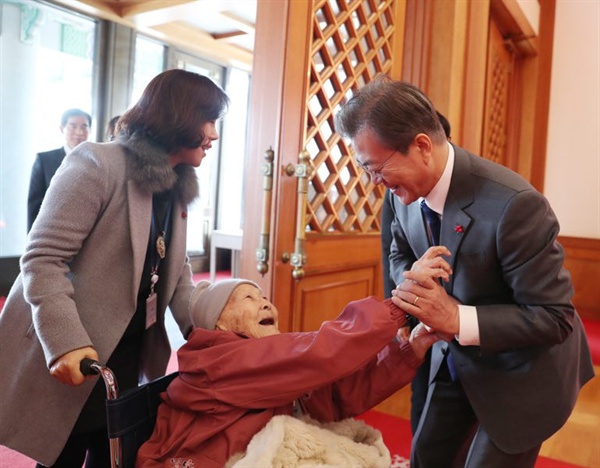 문재인 대통령이 4일 오후 일본군 위안부 피해 할머니 초청 오찬에 참석하는 곽예남 할머니를 청와대 본관 앞에서 반갑게 맞이하고 있다.
