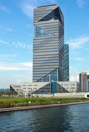 인천경제청은 2013년 G타워를 준공했다. 녹색기후기금 사무국과 유엔 기구 등이 입주해 있으며 송도국제도시의 랜드마크 역할을 하고 있다.