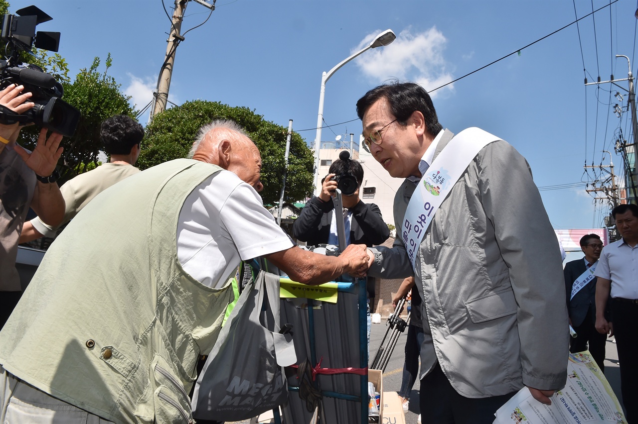 고독사 관련 켐페인중인 서병수 부산시장