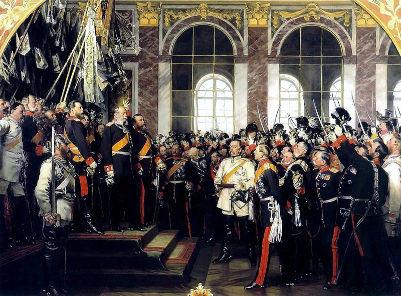 독일 통일로 등장한 독일제국의 초대 황제 즉위식. 연단 위의 오른쪽 끝에서 2번째는 황제 빌헬름 1세, 연단 아래쪽에서 흰 옷을 입은 사람은 비스마르크. 
