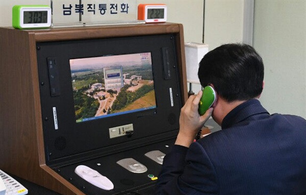 개성공단 가동 중단 이후 완전히 끊겼던 남북 연락채널이 1년11개월만에 복구된 3일 오후 경기 파주시 판문점 공동경비구역(JSA) 내 연락사무소 '남북직통전화'를 통해 우리측 연락관이 북측과 통화를 위해 점검하고 있다.