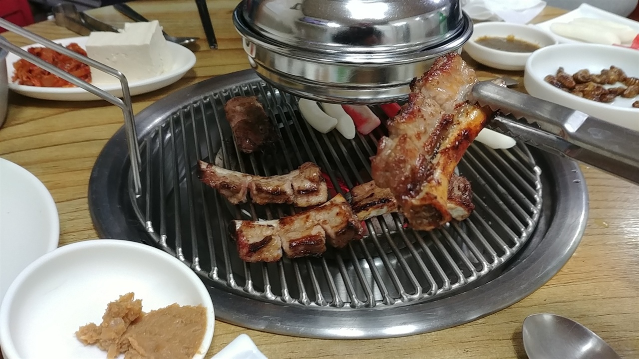  초벌구이를 해서 내온 쪽갈비를 숯불에 한번 더 살짝 굽습니다.