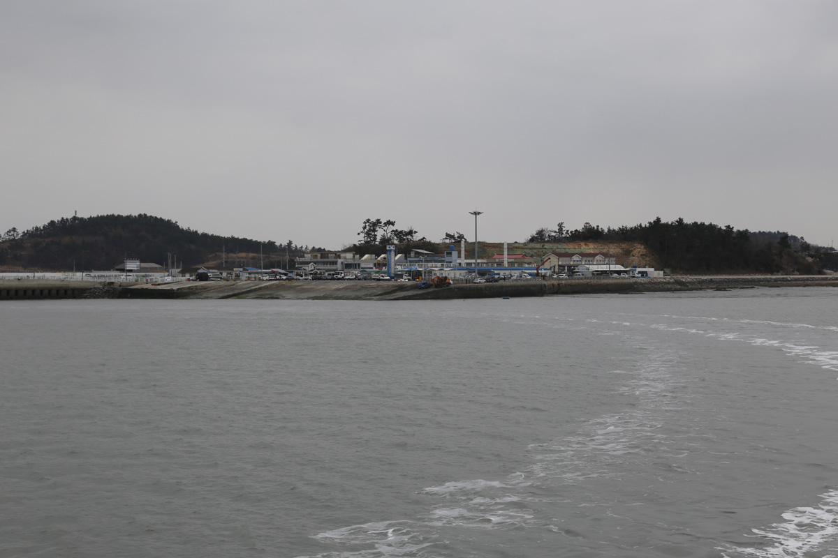 신안 압해도 송공항. 반월도에 가려면 여기서 배를 타야 한다. 송공항은 신안 다도해를 연결하는 관문 역할을 하고 있다.