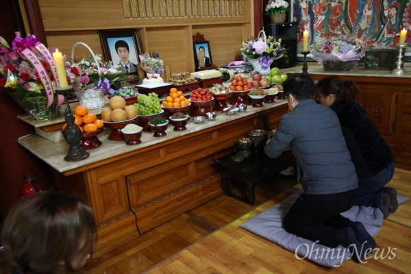 생일 맞은 아들의 제사상 세월호 미수습자 박영인 군의 부모인 박정순, 김선화 씨가 박 군의 49재가 열린 5일 오후 경기 시흥 대각사 대웅전에서 아들 영정 앞에 차를 올리고 있다. 