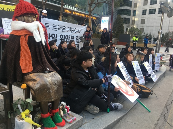 민주주의자주통일대학생협의회(이하 민대협)는 6일 오후 4시 서울 종로구 옛 주한 일본대사관 맞은편 소녀상 앞에서 44번째 집회를 열었다.
