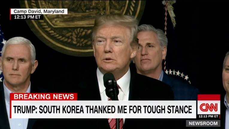 도널드 트럼프 미국 대통령의 기자회견을 중계하는 CNN 뉴스 갈무리.
