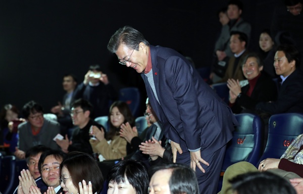 문재인 대통령이 7일 오전 서울 용산 CGV에서 열린 6월 민주항쟁을 소재로 한 영화 '1987'을 관람하기 위해 입장, 관람객들에게 인사하고 있다.