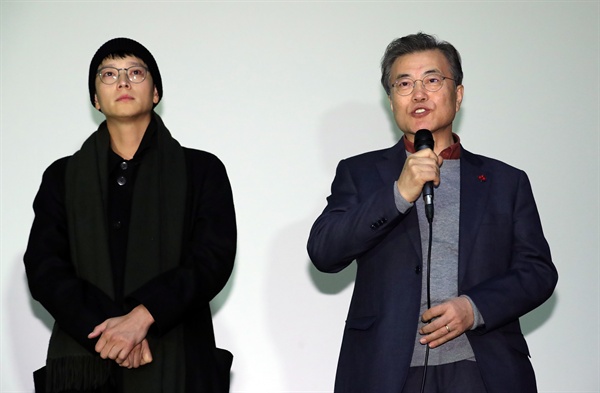 '1987' 관람 소감 나누는 문재인 대통령과 배우 강동원 문재인 대통령이 7일 오전 서울 용산 CGV에서 열린 6월 민주항쟁을 소재로 한 영화 '1987'을 관람한 뒤 관객들과 대화를 나누고 있다. 왼쪽은 극 중 이한열 열사를 연기한 배우 강동원 씨. 