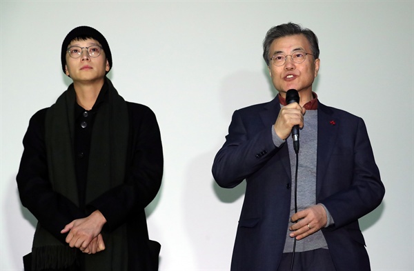 문재인 대통령이 7일 오전 서울 용산 CGV에서 열린 6월 민주항쟁을 소재로 한 영화 '1987'을 관람한 뒤 관객들과 대화를 나누고 있다. 왼쪽은 극 중 이한열 열사를 연기한 배우 강동원 씨. 