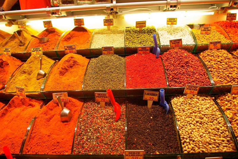 터키 재래시장에선 다양한 색깔의 향신료들이 판매되고 있다.