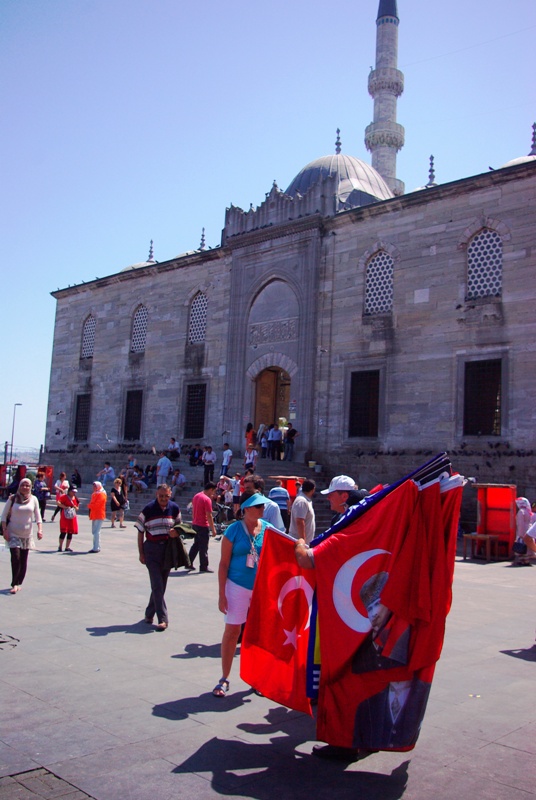 관광지에서 여행자에게 터키 국기를 판매하는 상인.