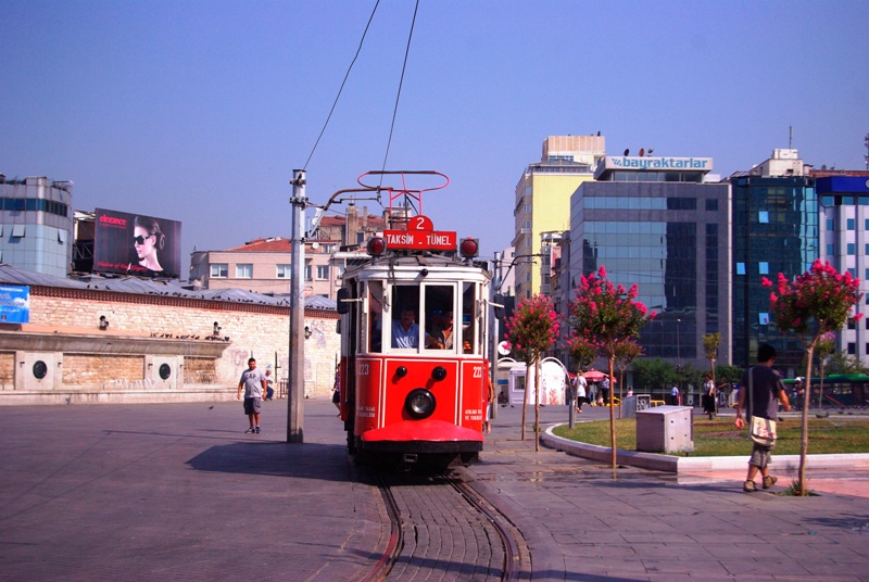 이스탄불 거리를 오가는 빨간 트램은 재밌는 볼거리다.