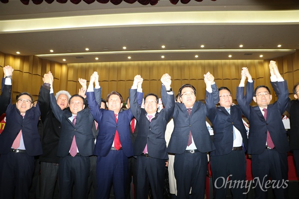 자유한국당 대구시당 신년교례회에서 홍준표 대표를 비롯한 지역 국회의원, 당협위원장들이 두 손을 들어 인사하고 있다.