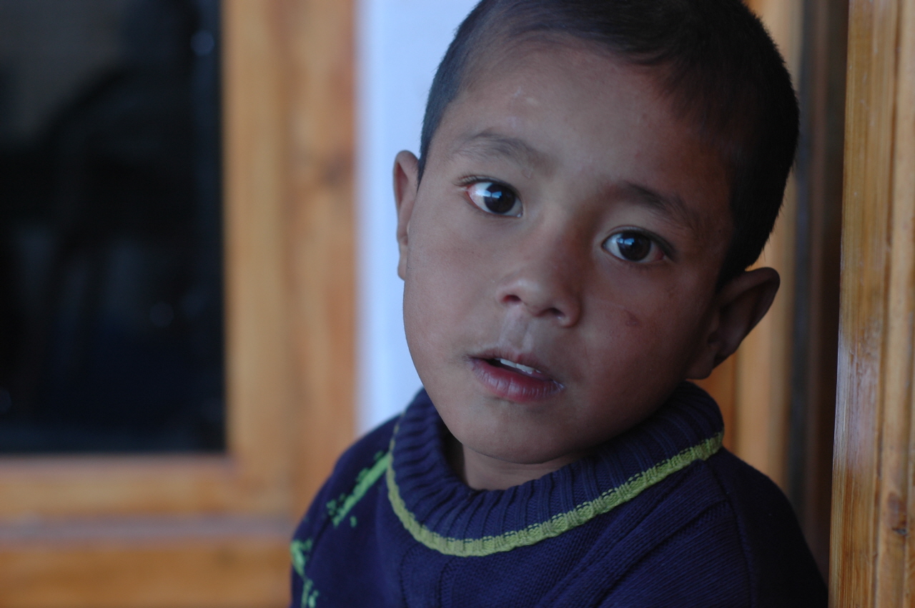 돌카네 집 앞, 움막에서 살고 있는 네팔 소년 뒤뉘시.