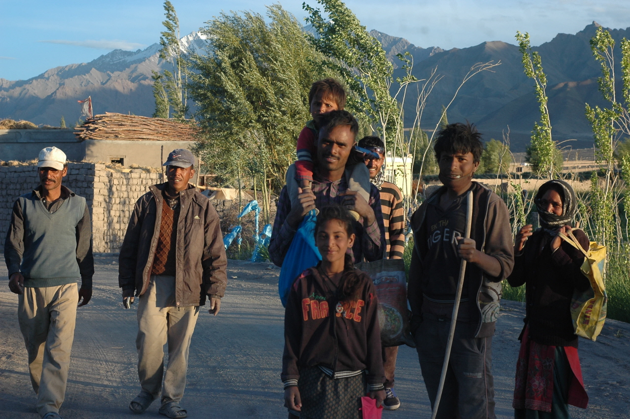 하루 일을 마치고 보금자리 움막 혹은 천막으로 돌아가는 네팔 노동자들. 힘겨운 노동일로 생활하고 있지만 표정들이 밝았다.
