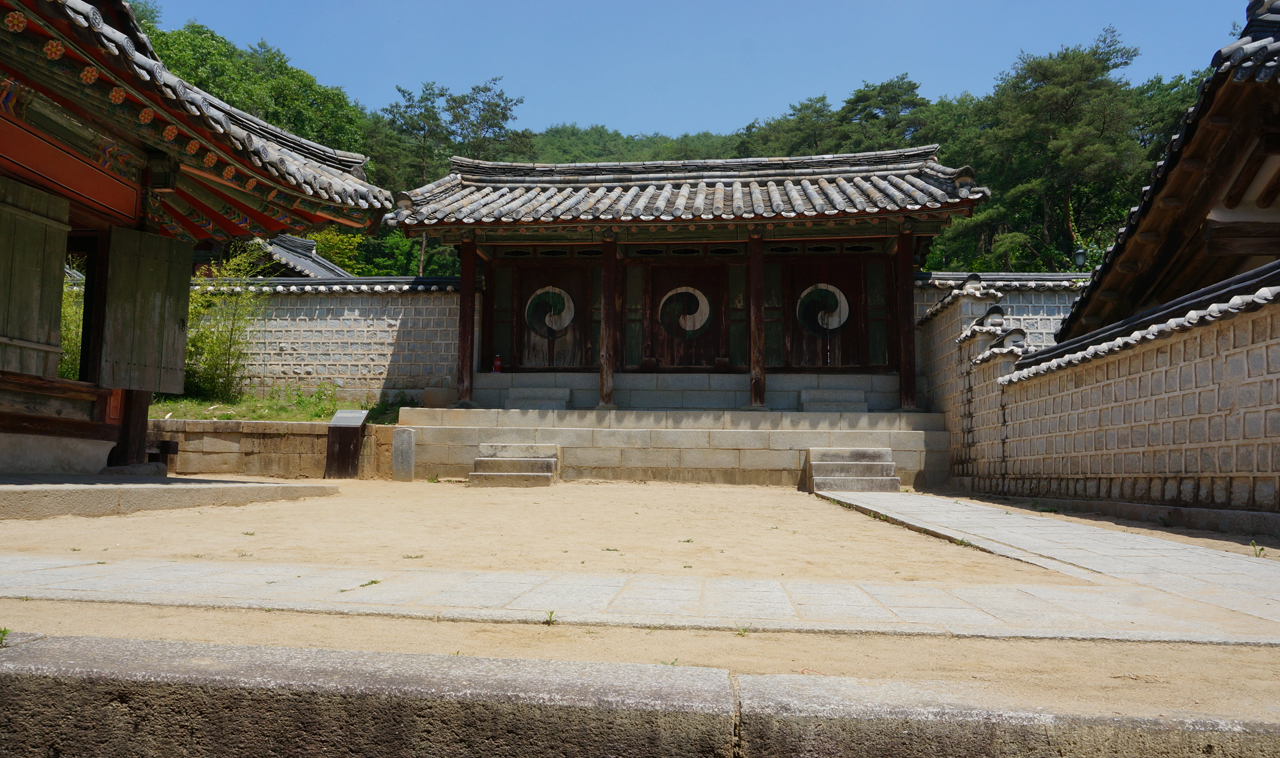 도산서원의 제향공간(사당)인 상덕사(보물 제211호)에는 퇴계 이황과 문하생인 조목의 위폐를 봉안, 제향해오고 있다. 상덕사는 전교당과 함께 도산서원의 중심 전각이다. 