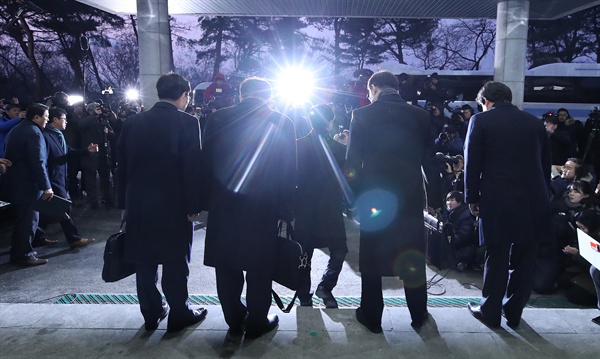  조명균 통일부 장관이 남북 고위급 회담이 열리는 9일 오전 서울 종로구 통일부 남북회담본부에서 회담 장소인 판문점으로 출발하기 전 취재진 질문에 답한 뒤 건물을 나서고 있다. 왼쪽부터 김기홍 평창 동계올림픽대회 및 동계패럴림픽대회 조직위원회 기획사무차장, 노태강 문화체육관광부 2차관, 조명균 장관, 천해성 차관, 안문현 국무총리실 심의관.