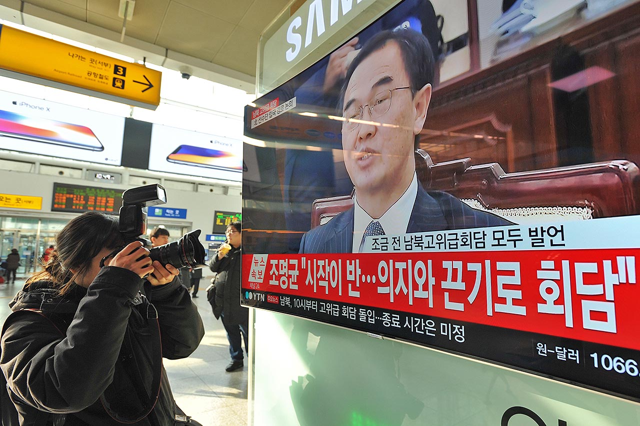 25개월 만에 판문점에서 남북 고위급 회담이 열리는 9일 오전 서울역 대합실에서 한 사진기자가 '남북대화' 뉴스속보 화면을 취재하고 있다. 2018.01.09