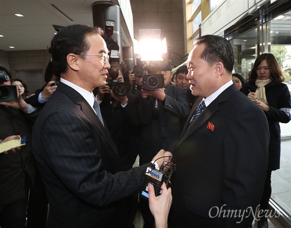 9일 오전 판문점 남측 평화의 집에서 열린 남북 고위급회담에서 조명균 통일부 장관을 비롯한 남측 대표단이 리선권 조국평화통일위원회 위원장을 비롯한 북측 대표단을 영접하고 있다. 