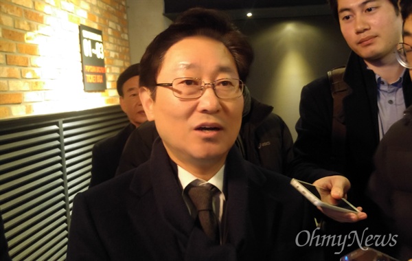더불어민주당 박범계(대전 서구을) 의원이 9일 오전 영화 1987 단체관람을 마친 후 기자들과 이야기를 나누고 있다. 