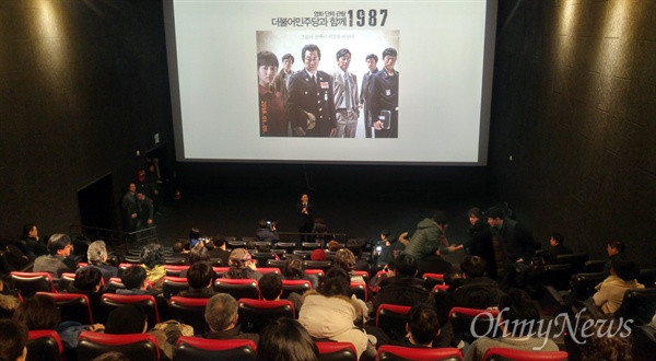 더불어민주당 박범계(대전 서구을) 의원이 9일 오전 영화 1987 단체관람을 하기 전 당원들에게 이한열 열사에 대한 이야기와 자신의 경험을 소개하고 있다.