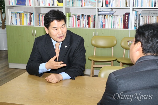 홍의락 더불어민주당 국회의원은 8일 오후 <오마이뉴스>와의 인터뷰에서 자신의 지역구에 홍준표 한국당 대표가 온다는데 대해 환영한다며 진짜 대결을 펼쳐보자고 강조했다.