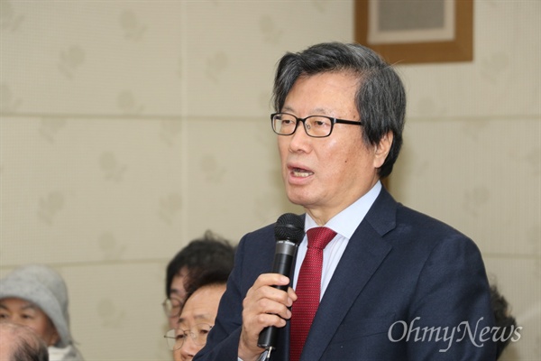 김형기 지방분권개헌추진대구회의 상임공동대표는 9일 오후 대구시의회 회의실에서 열린 기자회견에서 "홍준표 한국당 대표가 지방분권 개헌 약속을 파기했다"고 비판했다.
