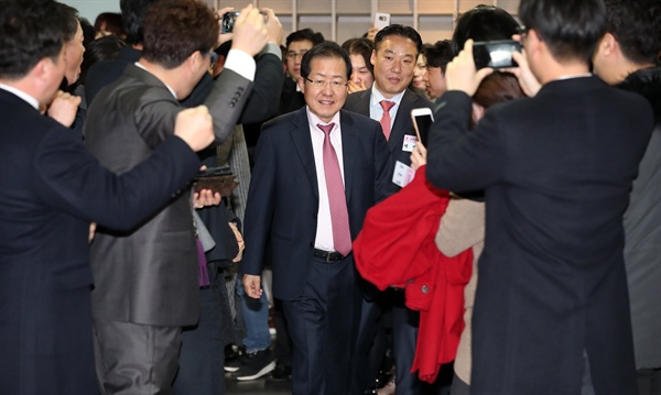 자유한국당 홍준표 대표가 9일 오후 서울 여의도 당사에서 열린 'Go With 청년, 청년 신년인사회'에 참석하고자 행사장으로 들어오고 있다.