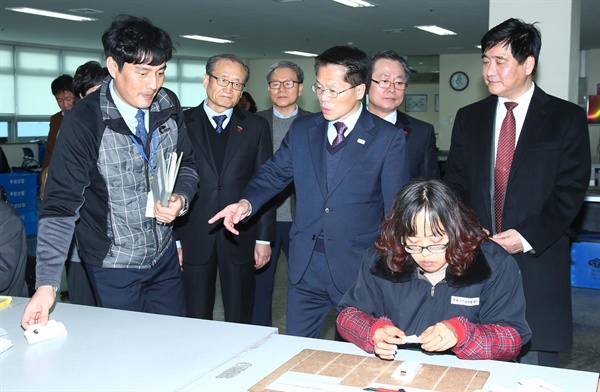 한경호 경남지사 권한대행은 9일 창원시직업재활센터를 방문해 시설 종사자와 이용자들을 격려했다.
