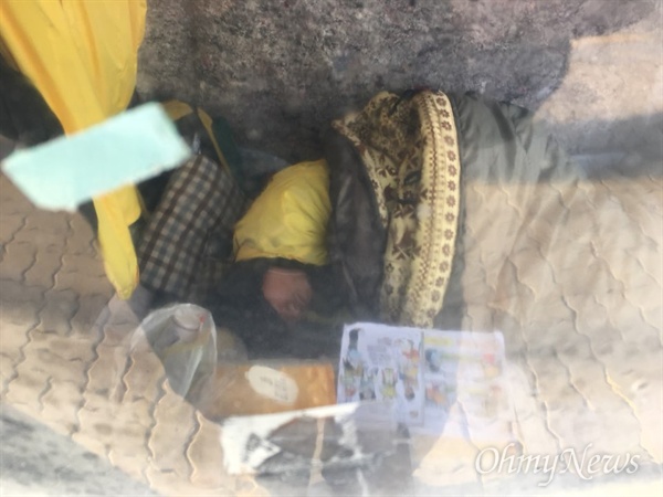 형제복지원 피해생존자 최승우(49)씨가 국회 앞 농성 텐트 속에 웅크려 자고 있다.