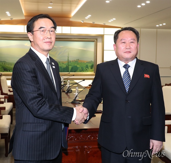 조명균 통일부 장관(왼쪽)과 리선권 조국평화통일위원회 위원장이 1월 9일 판문점 남측 평화의 집에서 열린 남북 고위급회담 종결회의를 마친 뒤 악수하고 있다. 