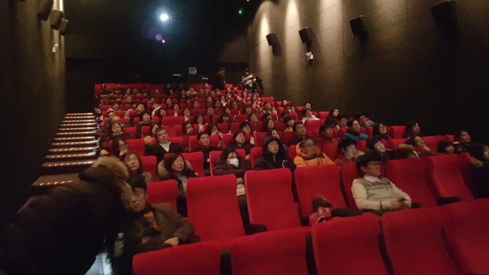 9일 오후 7시 서산의 한 영화관에서 서산시민 120여 명은 ‘박종철 고문치사 사건’과 ‘이한열 열사’ 그리고 ‘직선제 개헌’의 도화선이 된 ‘6월 민주항쟁’을 그린 영화‘1987’을 단체 관람했다.