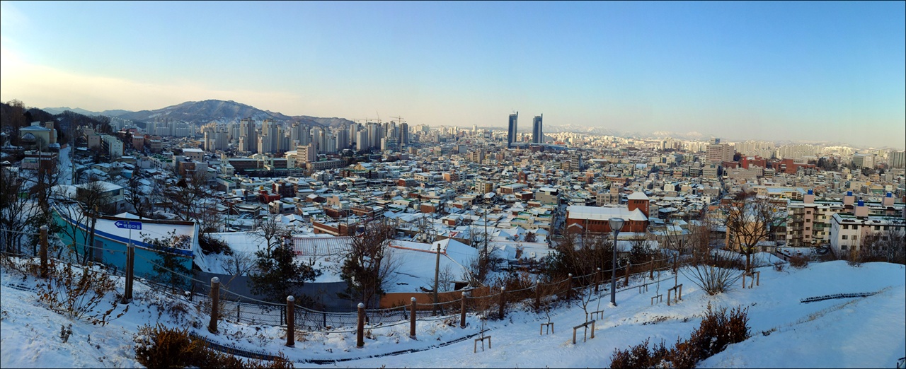 대동 하늘 공원에서 바라본 눈 덮인 대전 시내도 하얗게 변했네요.
