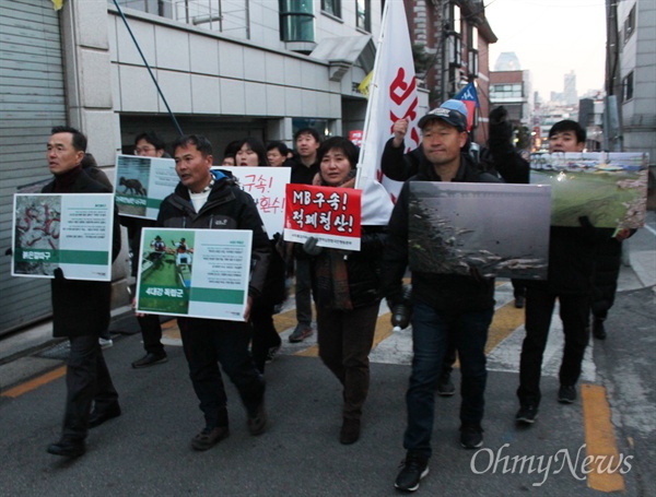 지난 6일 4대강 독립군이 서울 지하철 7호선 학동역 인근에서 ‘죽음의 강 보고대회’를 마친 뒤, 4대강 참상을 담은 피켓을 들고 MB 집 앞으로 향하고 있다. 

