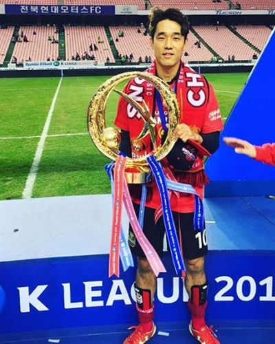  2016 K리그 우승컵을 들어올린 박주영의 모습.