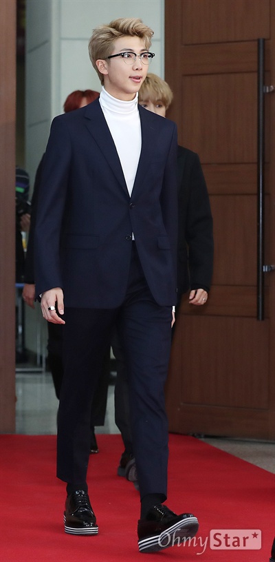방탄소년단 RM, 리더의 품격 방탄소년단의 RM이 10일 오후 경기도 고양시 킨텍스에서 열린 <제32회 골든디스크 시상식> 포토월에서 입장하고 있다.