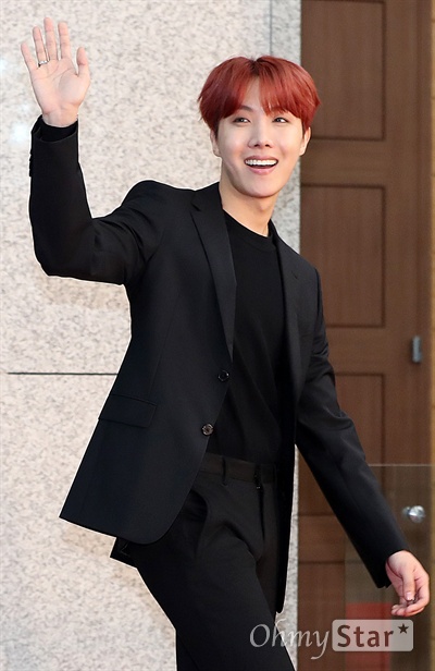 방탄소년단 제이홉, 기분업시키는 소년 방탄소년단이 제이홉이 10일 오후 경기도 고양시 킨텍스에서 열린 <제32회 골든디스크 시상식> 포토월에서 입장하며 인사를 하고 있다.