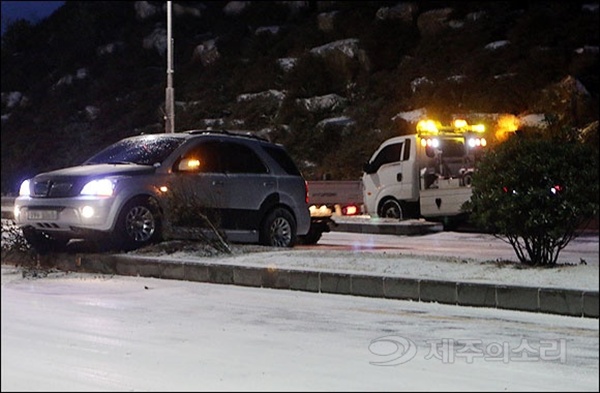  제주시 조천읍 방면 일주도로에서 빙판길에 미끄러진 승용차가 화단에 올라서는 사고가 발생했다.