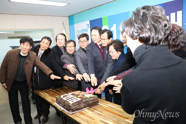 더불어민주당 대구시당은 11일 오전 시당 사무실에서 새해 인사를 나누는 단배식을 진행했다.