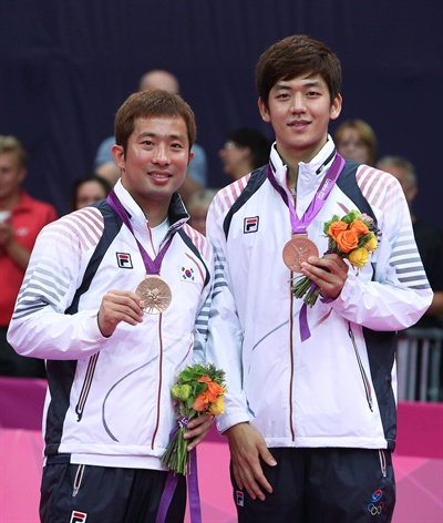  2012년 8월 5일, 런던올림픽 당시 배드민턴 남자복식 부문 동메달을 받고 시상대에 오른 이용대, 정재성 선수.