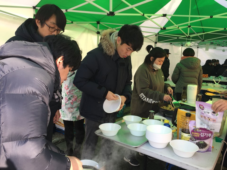 아파트 경비원들과 함께하는 떡국 나눔 입주민들과 지인들까지 함께 자원봉사자로 나서 떡국 나눔 행사 준비로 분주하다.