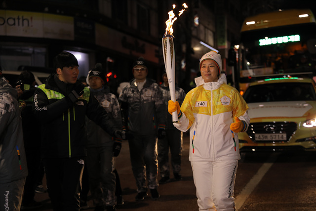  골프 여제 박세리가 지난 10일 인천 시내에서 2018 평창 동계올림픽 성화봉송 주자로 참여했다. 