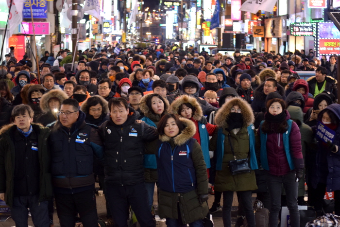  올 겨울 들어 제일 추운 날씨였음에도 많은 사람들이 함께 했다.