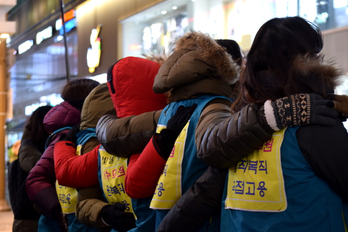 참가자들이 어깨를 걸고 <함께 가자 우리 이 길을> 노래를 부르고 있다.