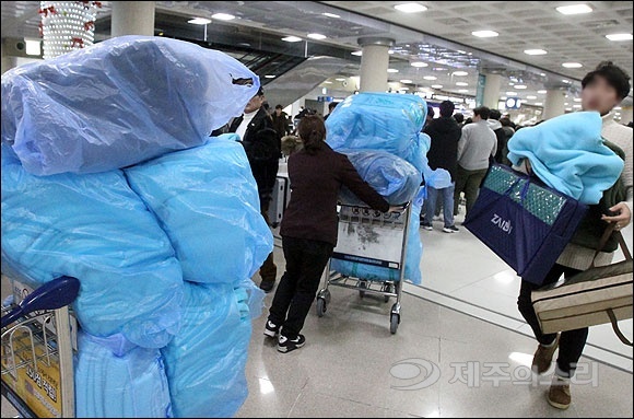 폭설로 무더기로 비행기가 결항되면서 지난 11일 밤 제주공항에는 대규모 노숙이 2년 만에 현실화됐다.