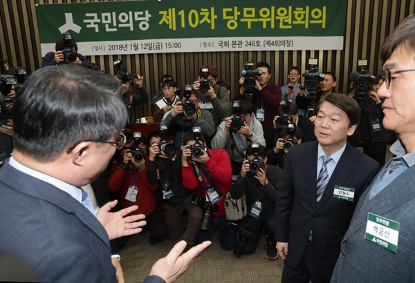 국민의당 안철수 대표가 12일 오후 국회에서 열린 당무위원회의에 참석해 최경환 의원의 항의를 받고 있다.